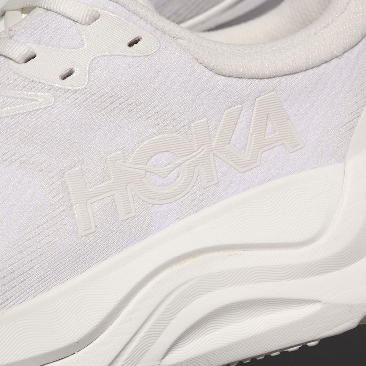 ホカの白スニーカー ARAHI 8　Hフレーム