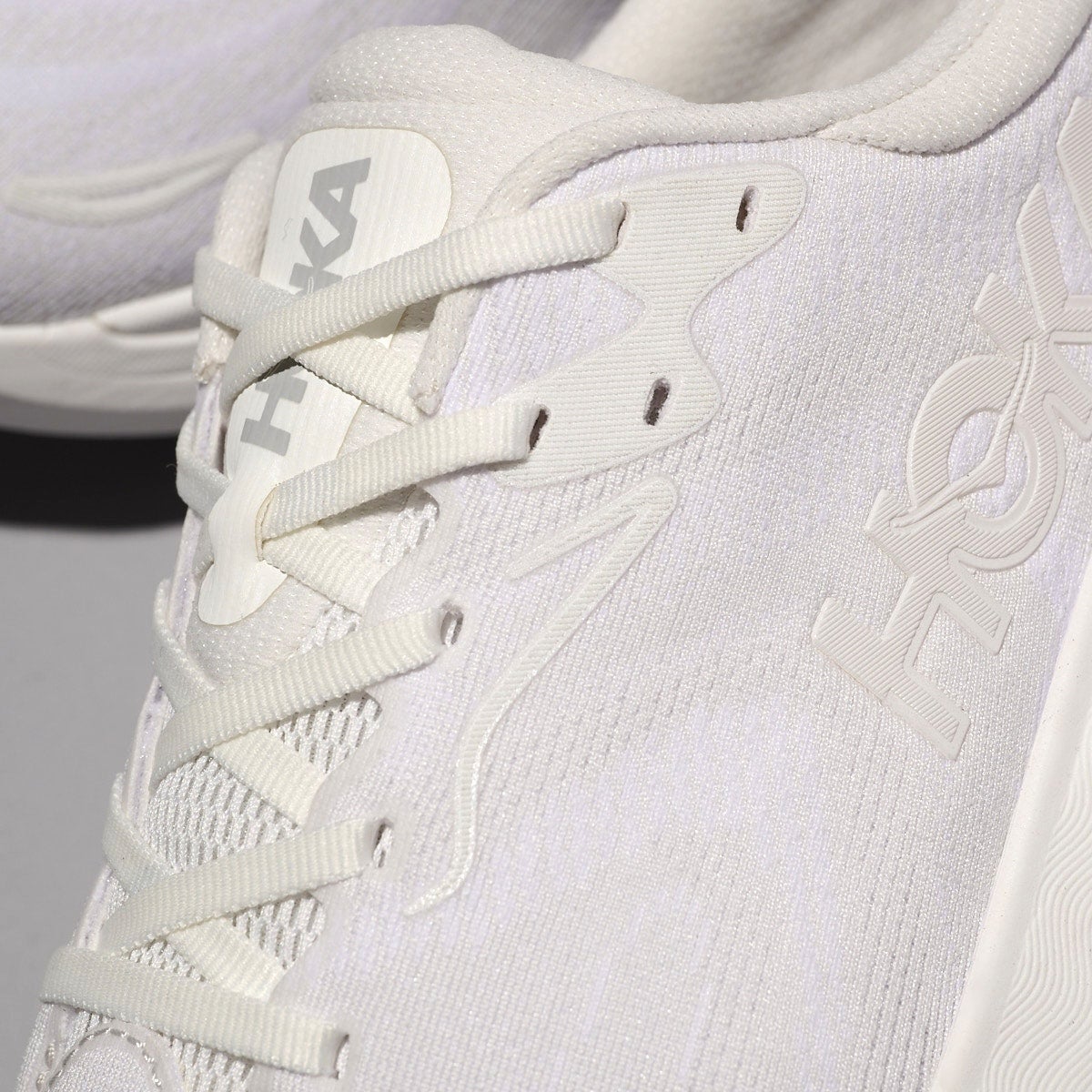 ホカの白スニーカー ARAHI 8　素材感