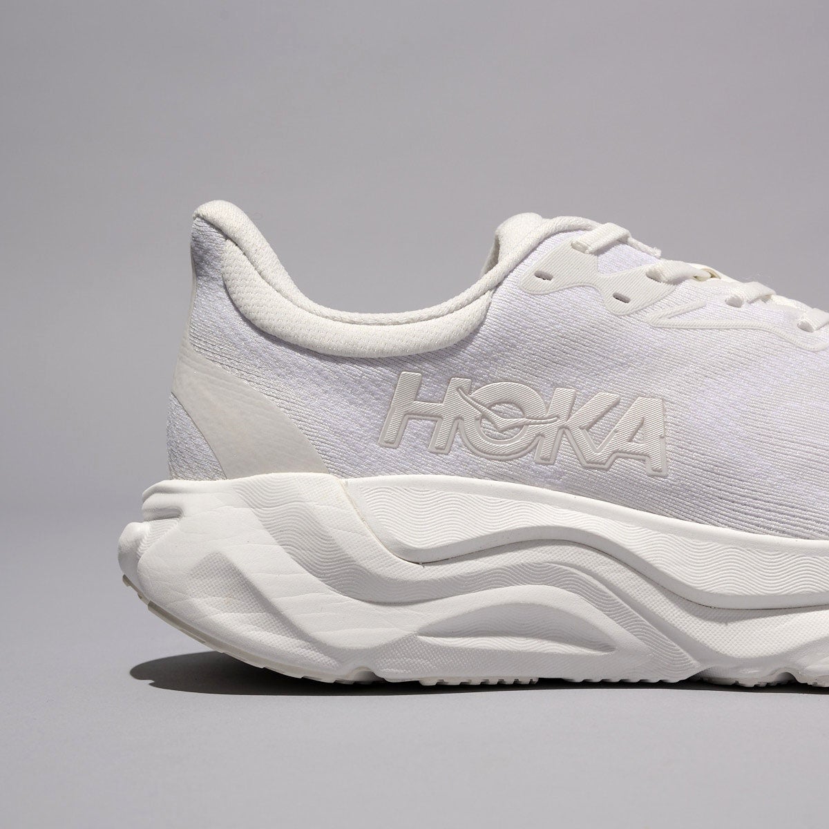 ホカの白スニーカー ARAHI 8　Hフレーム