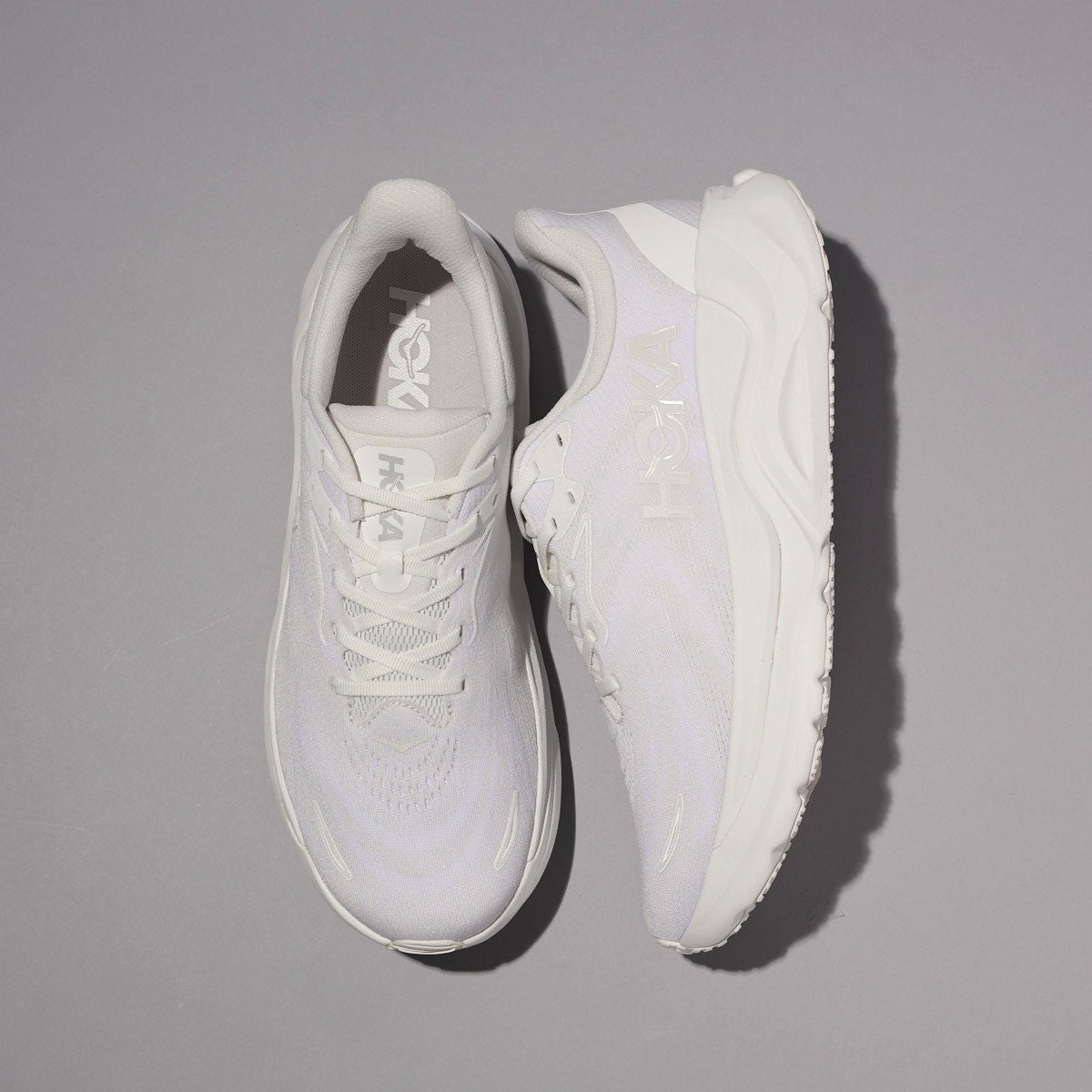 ホカの白スニーカー ARAHI 8　全体とサイドのデザイン