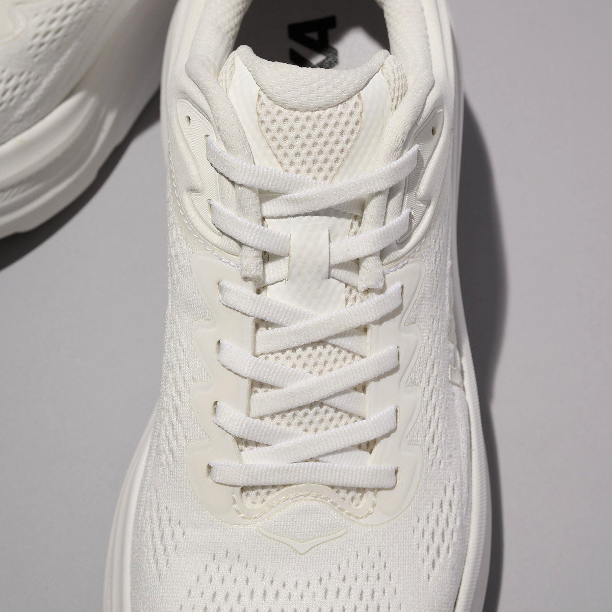 ホカの新作白スニーカー ボンダイ 9のシューレース