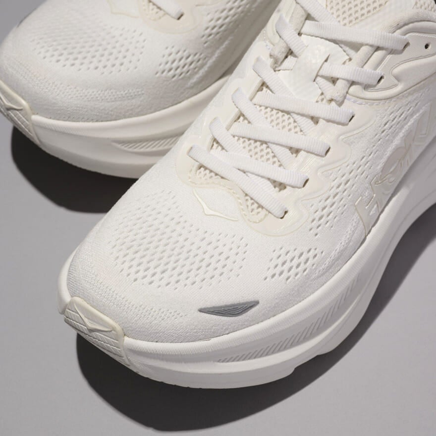 ホカの新作白スニーカー ボンダイ 9のトゥ