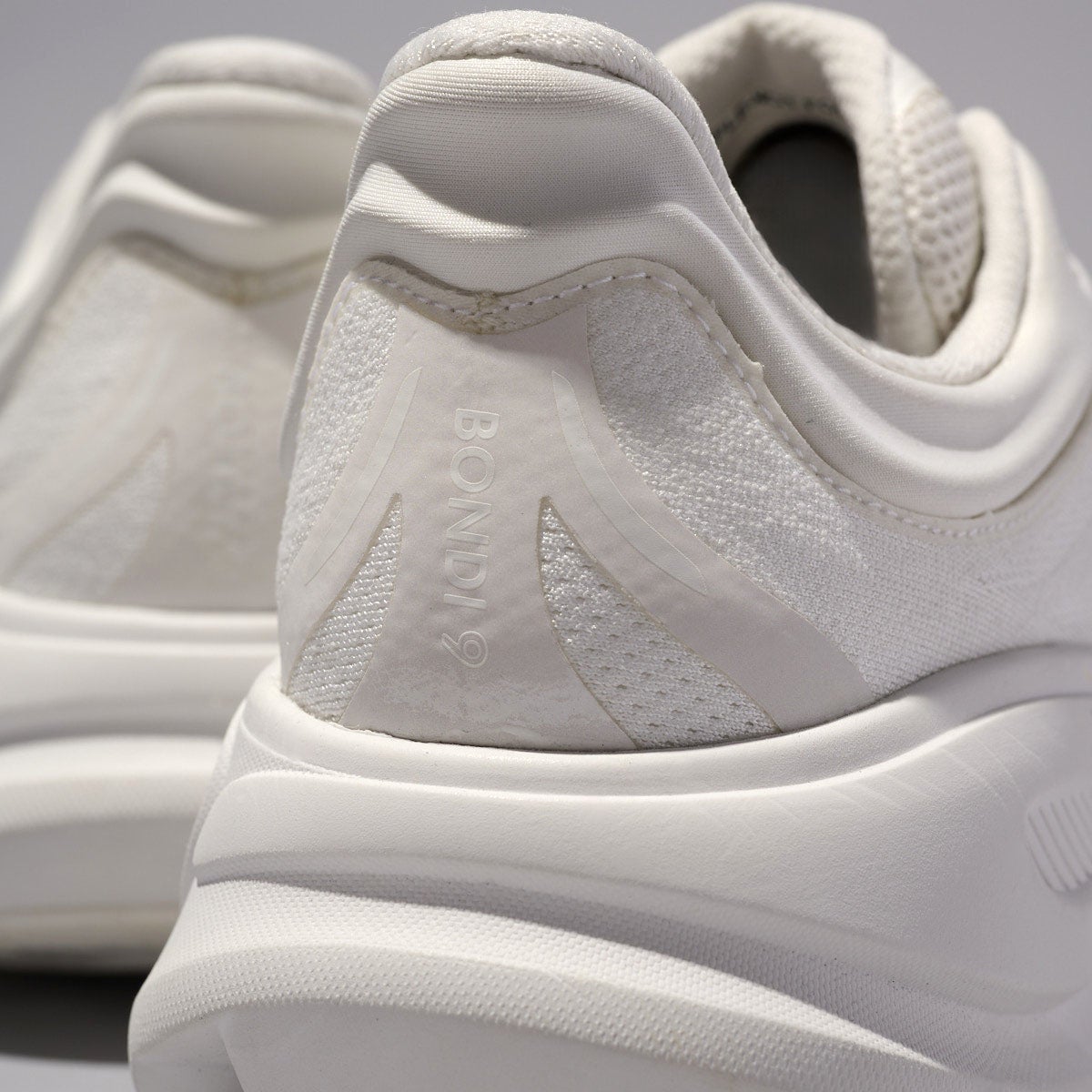 ホカの新作白スニーカー ボンダイ 9のヒール寄り