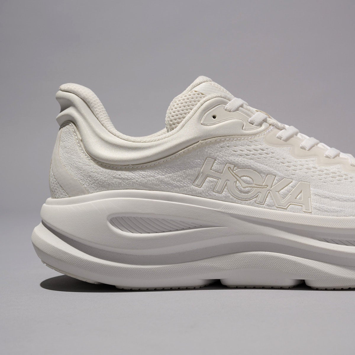 ホカの新作白スニーカー ボンダイ 9のサイド