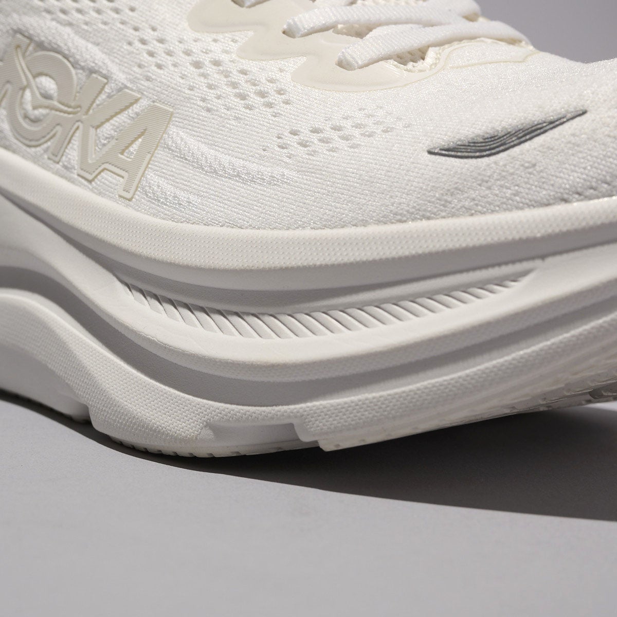 ホカの新作白スニーカー ボンダイ 9のアウトソール寄り