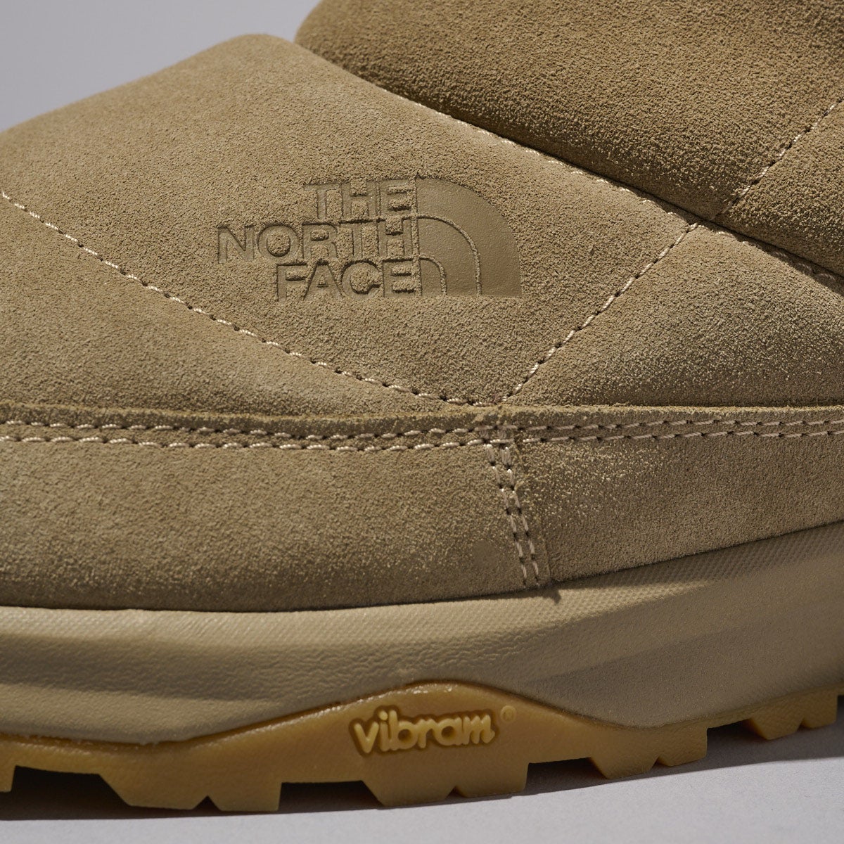 ザ・ノース・フェイスの冬ブーツ/ヌプシ ブーティ ショート ウォータープルーフ スエードのロゴ寄り
