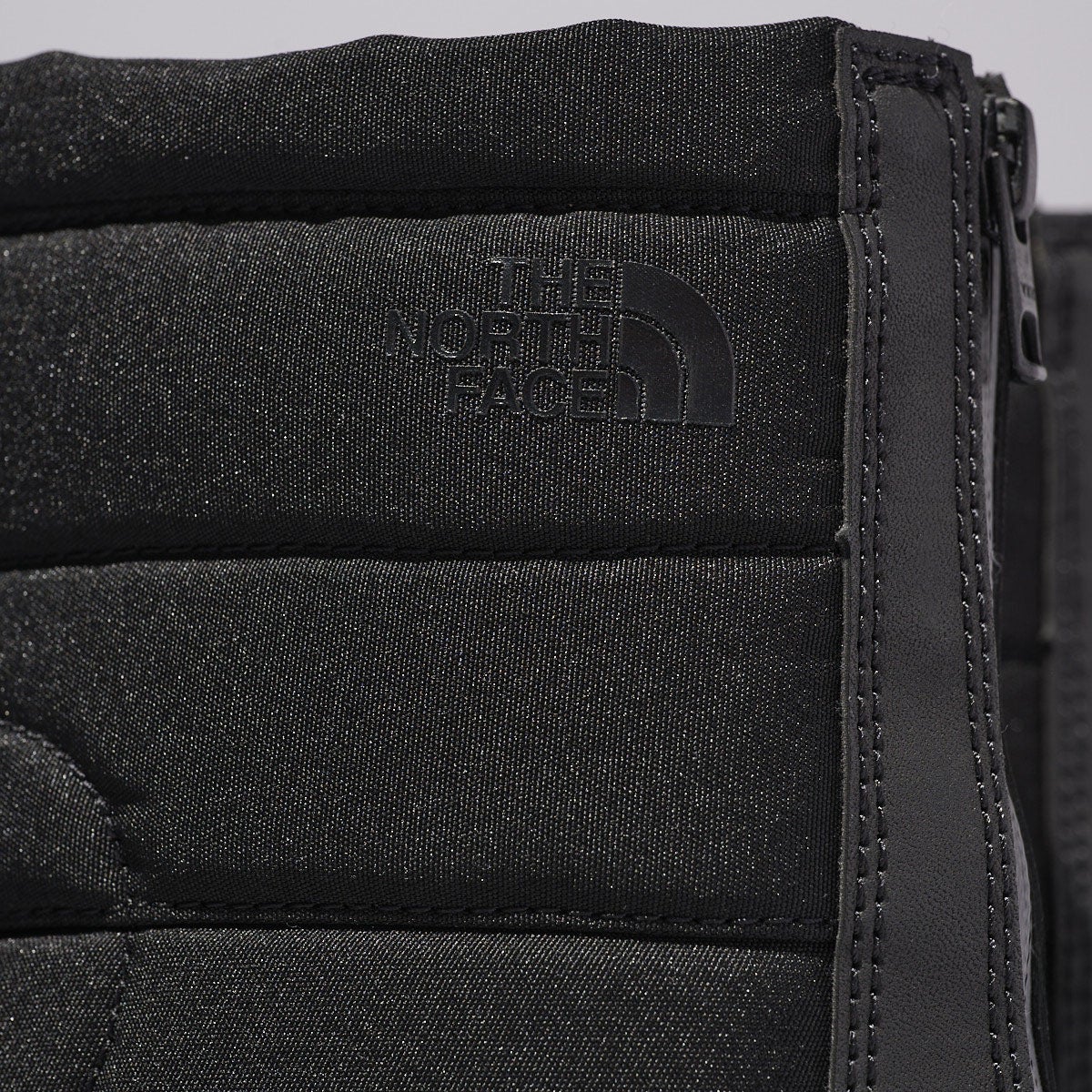 ザ・ノース・フェイスの冬ブーツ/ヌプシ ブーティ ウォータープルーフ バックジップのサイドロゴ