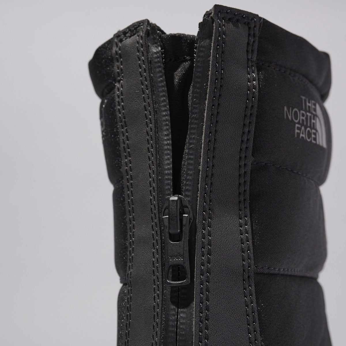 ザ・ノース・フェイスの冬ブーツ/ヌプシ ブーティ ウォータープルーフ バックジップのヒールジップ寄り