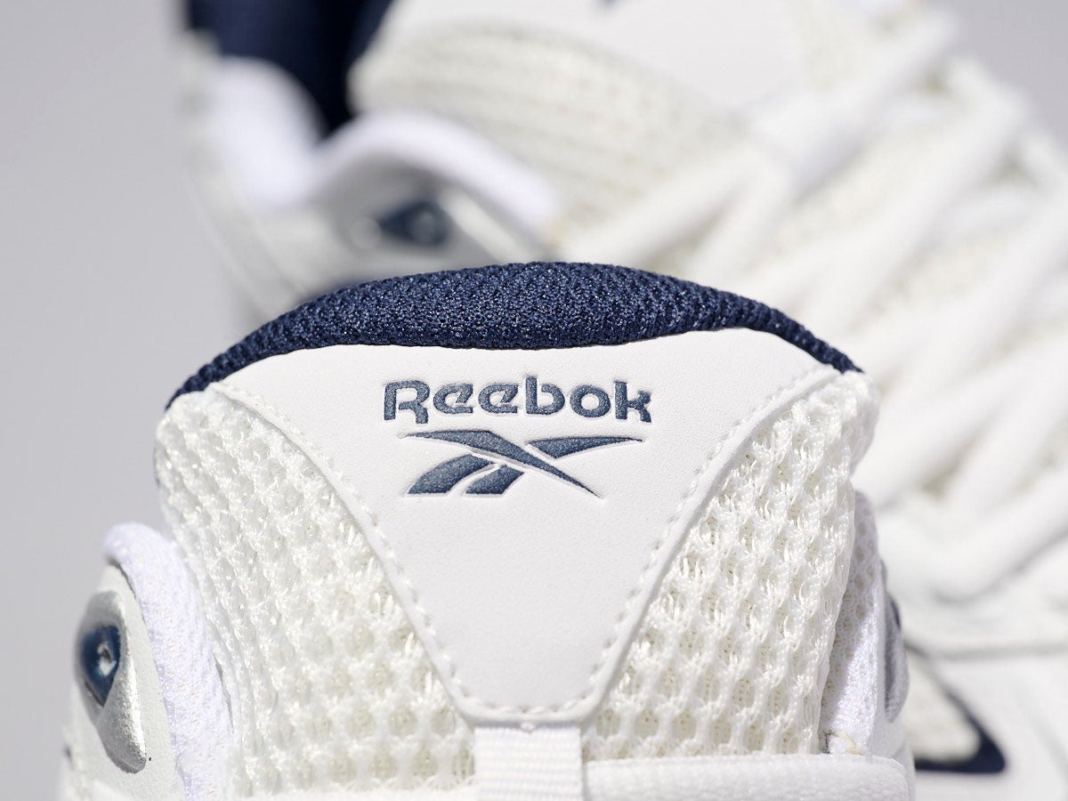 リーボックの白スニーカー/BELWAVEのロゴ寄り