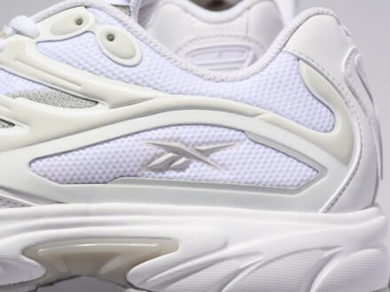 プレミアムな「リーボック」の使える白スニーカーは上品なのに存在感抜群。さりげなくスタイルアップも叶う！[Reebok プレミア ロード コントロール]