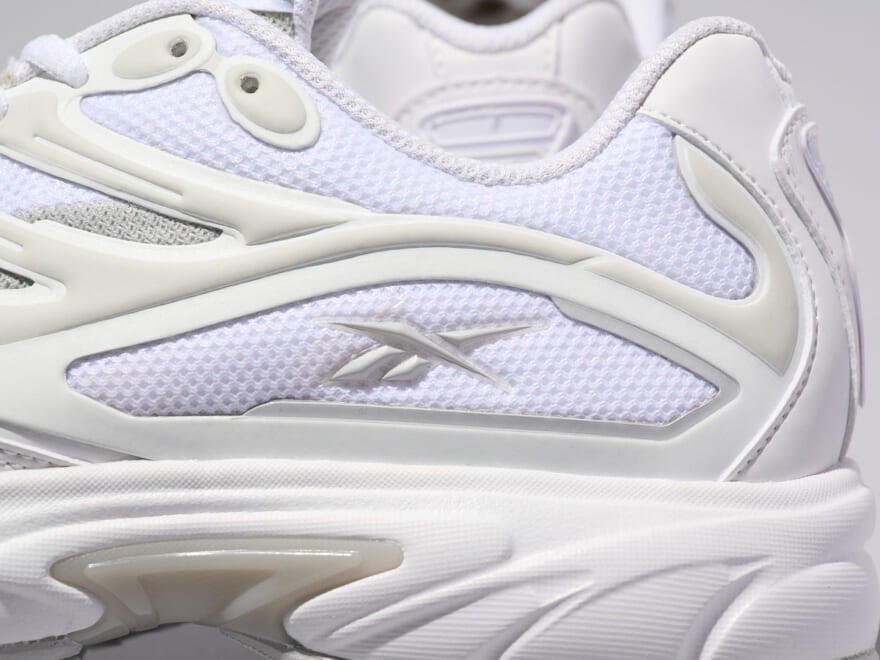 プレミアムな「リーボック」の使える白スニーカーは上品なのに存在感抜群。さりげなくスタイルアップも叶う！[Reebok プレミア ロード コントロール]