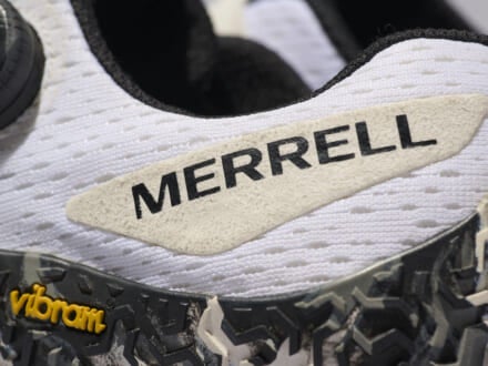まるで裸足みたいな感覚と話題。「メレル」の白スニーカーの最新テクノロジーからディテールまで。[MERRELL VAPOR GLOVE 6 BOA]