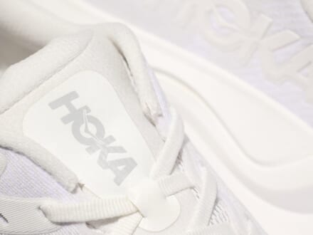 厚底＝不安定はもう古い！「ホカ」の白スニーカーがもたらす“無重力の安定感”とは？[HOKA ARAHI8]