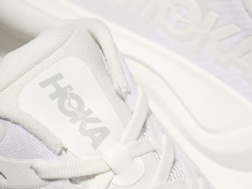 厚底＝不安定はもう古い！「ホカ」の白スニーカーがもたらす“無重力の安定感”とは？[HOKA ARAHI8]