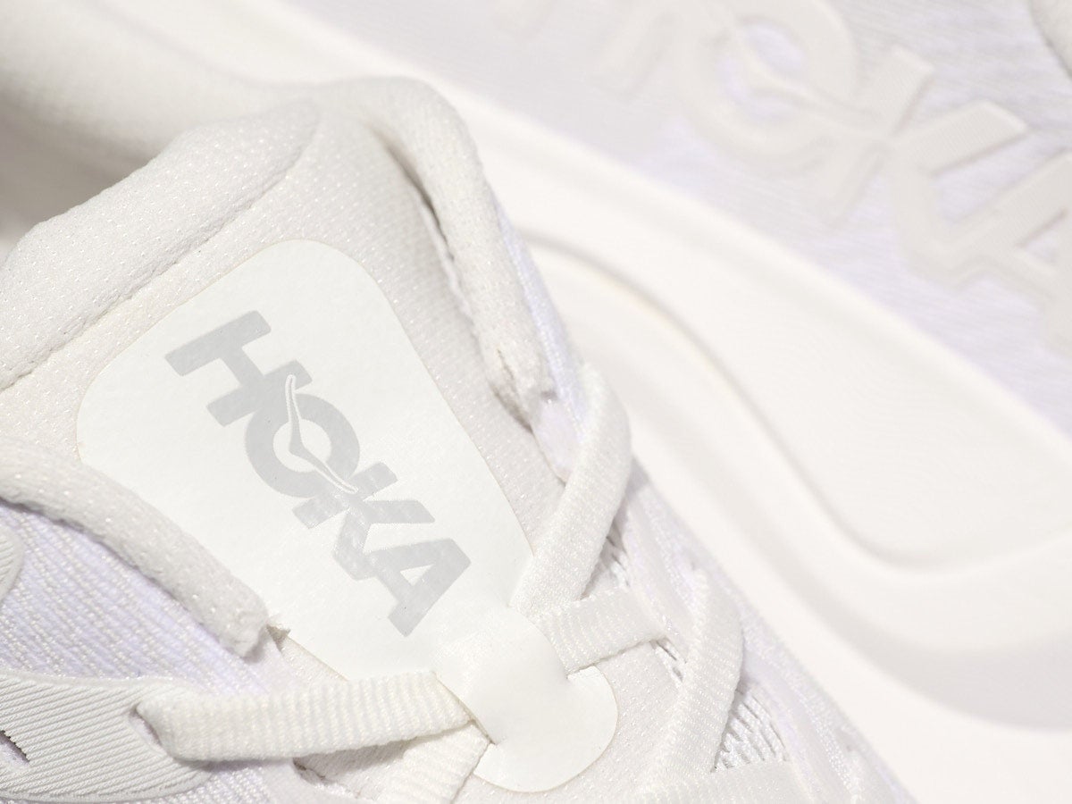 厚底＝不安定はもう古い！「ホカ」の白スニーカーがもたらす“無重力の安定感”とは？[HOKA ARAHI8]