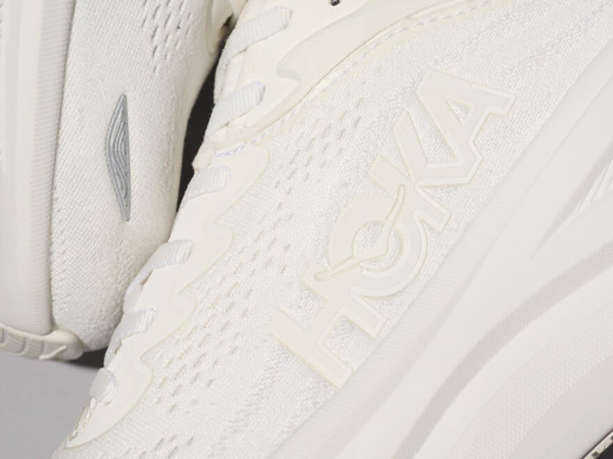 「ホカ」の“新しいボンダイ”はストレスフリーで最高な履き心地！ウルトラクッションを大人好印象な白スニーカーで。［HOKA ボンダイ 9］