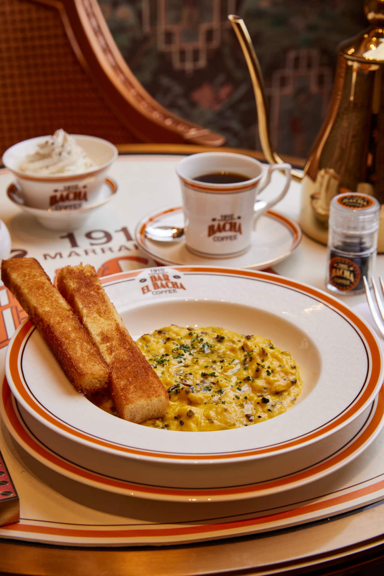 バシャコーヒー銀座メニュー「黒トリュフを使ったスクランブルエッグ 香ばしいブリオッシュスティック添え」