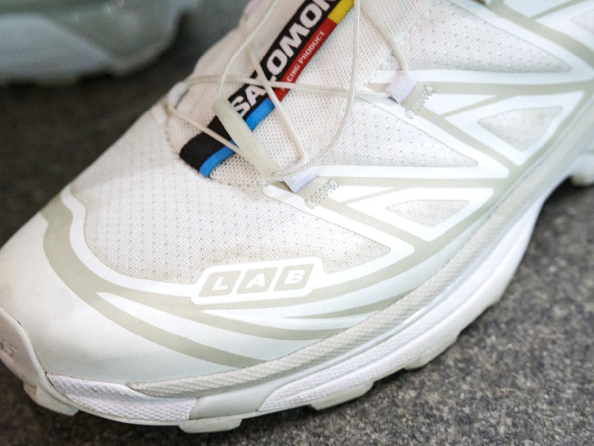 鈴々木響の冬の私服コーディネート＿サロモンのスニーカートウ寄り