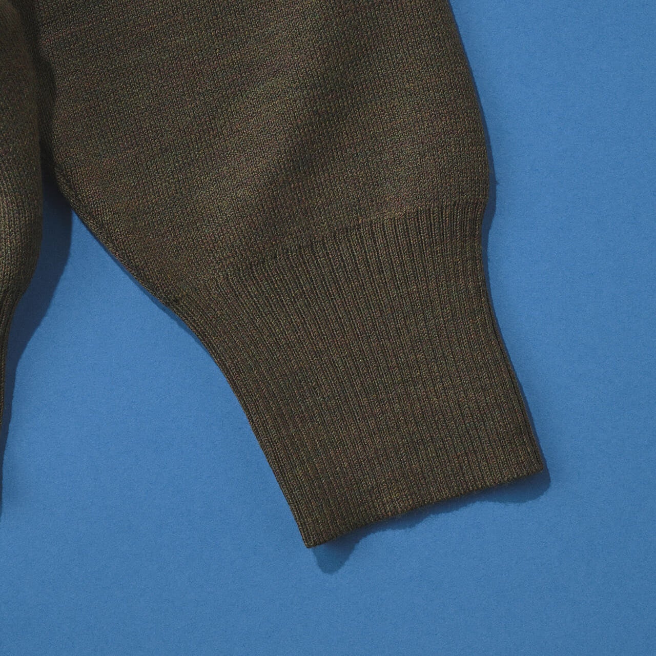 エディターが買ってよかったユニクロ ユーの愛用ニットダブルフェイスフルジップジャケットの袖リブ