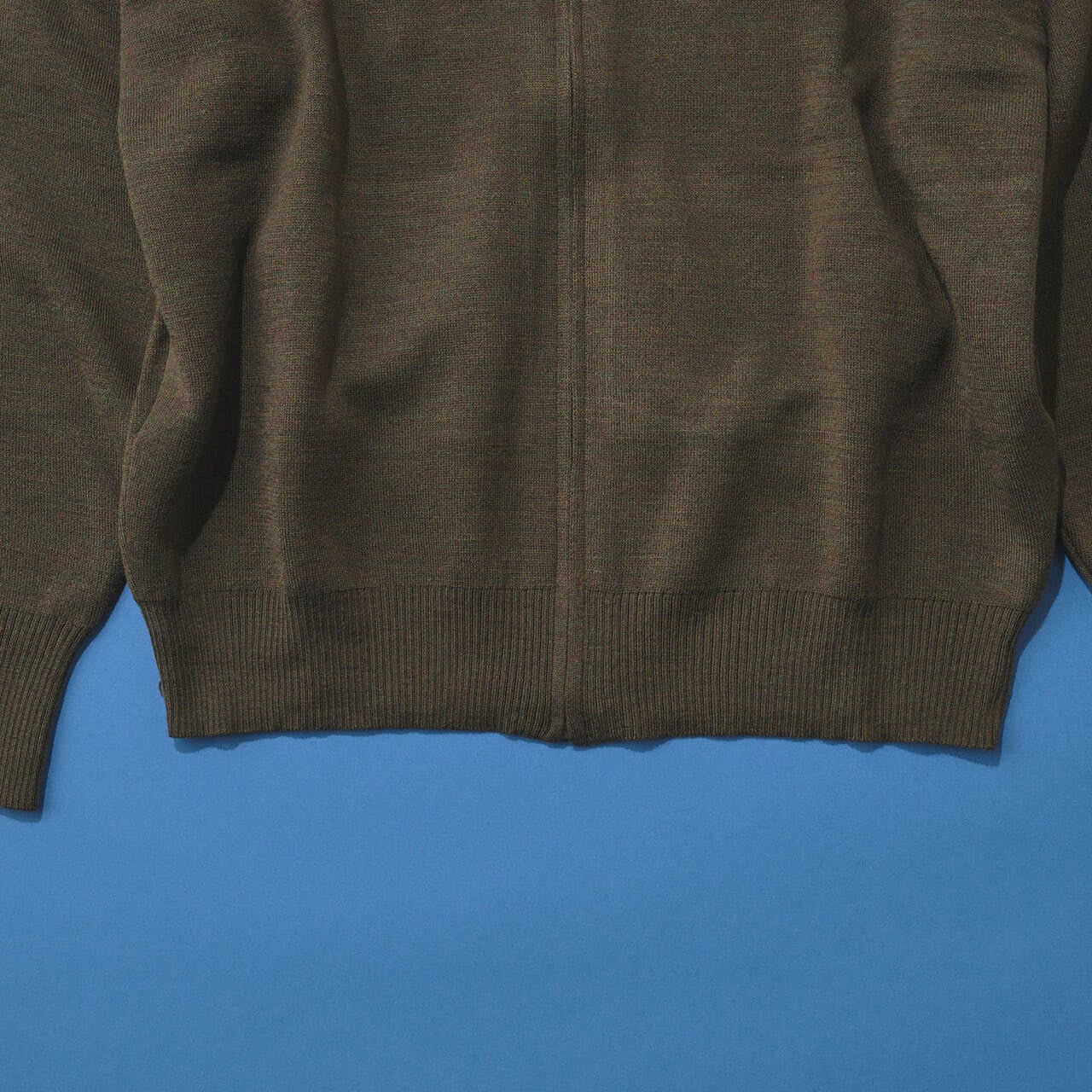 エディターが買ってよかったユニクロ ユーの愛用ニットダブルフェイスフルジップジャケットの裾