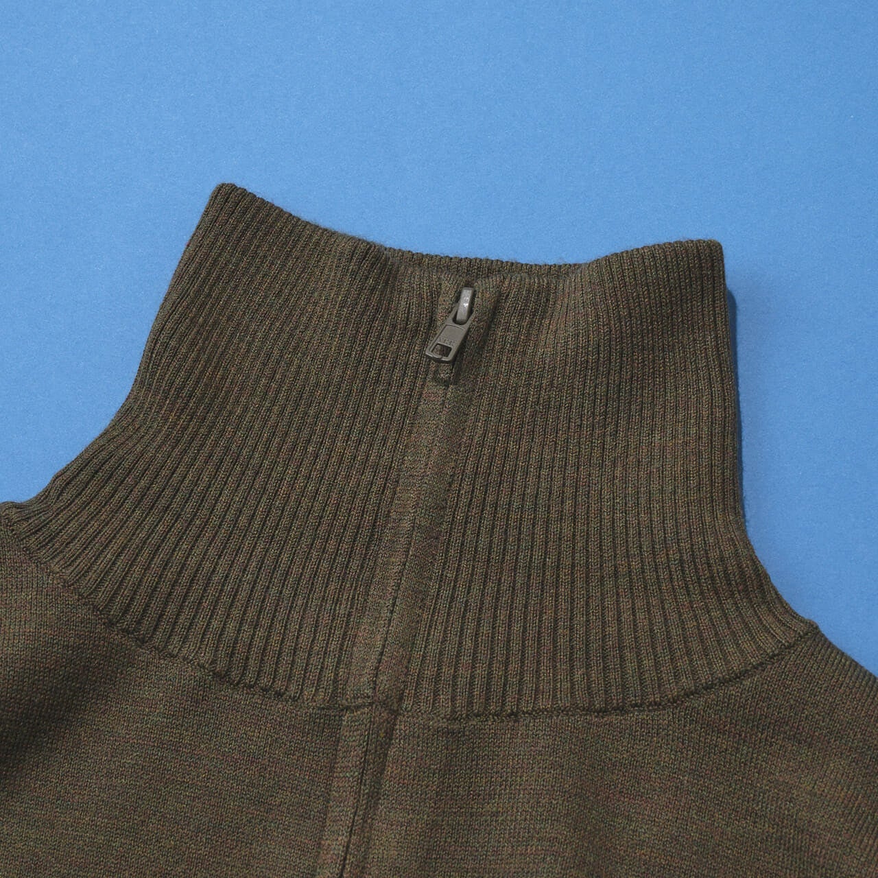 エディターが買ってよかったユニクロ ユーの愛用ニットダブルフェイスフルジップジャケットのネック