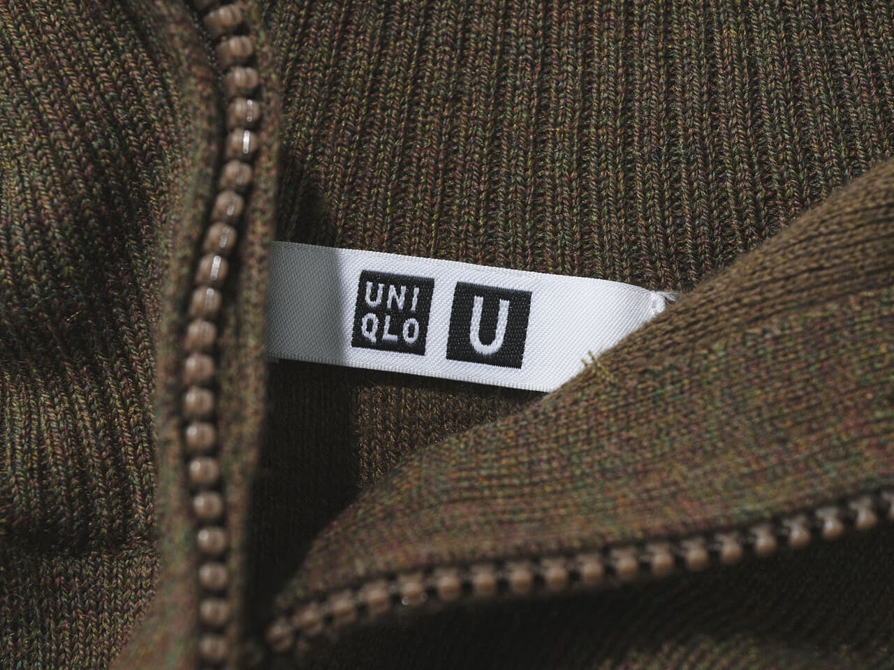 エディターが買ってよかったユニクロ ユーの愛用ニットダブルフェイスフルジップジャケットのタグ寄り