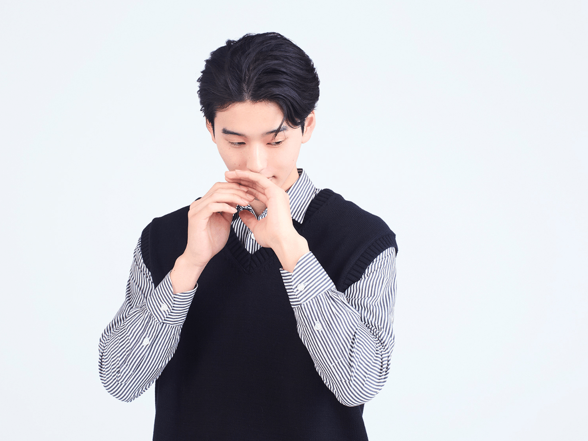 ハンドクリームを手の全体に塗っている所作