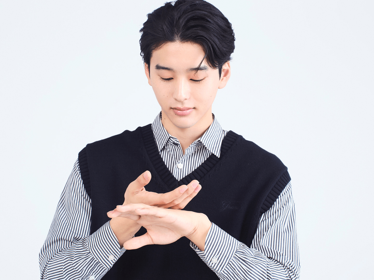 ハンドクリームを手の全体に塗っている所作