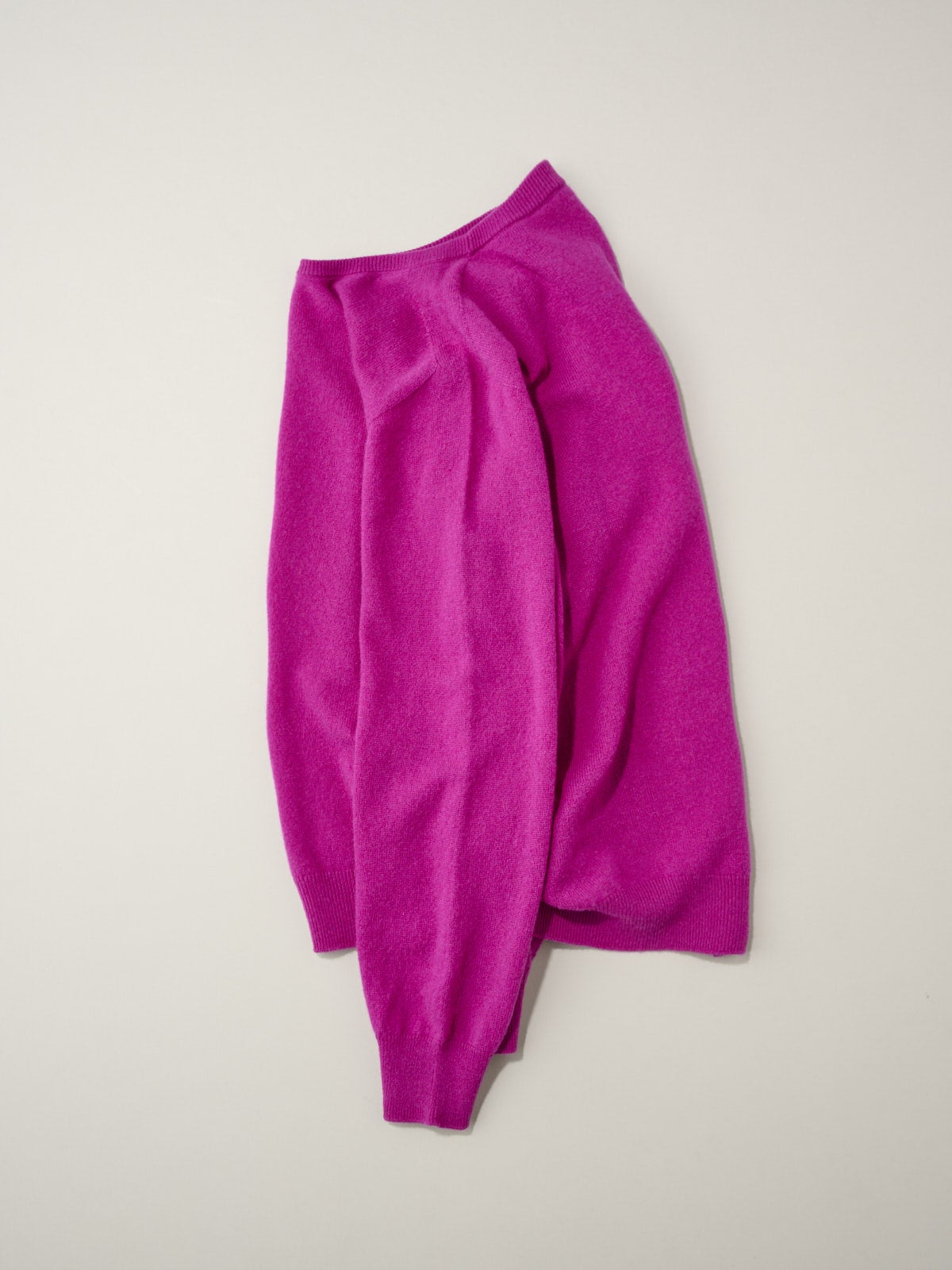 SHIPS、WG CASHMERE CREW NECK purple、袖サイド