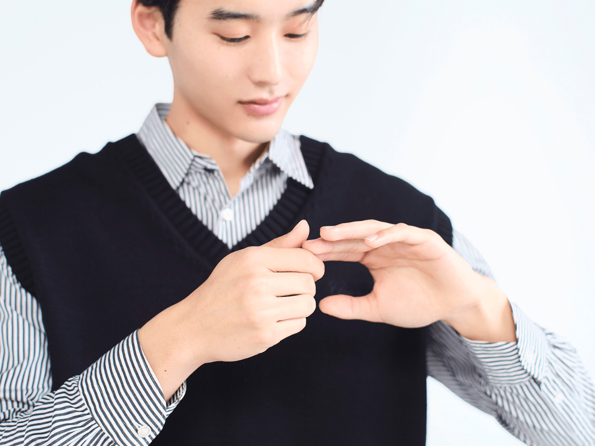 ハンドクリーム　塗っている所作