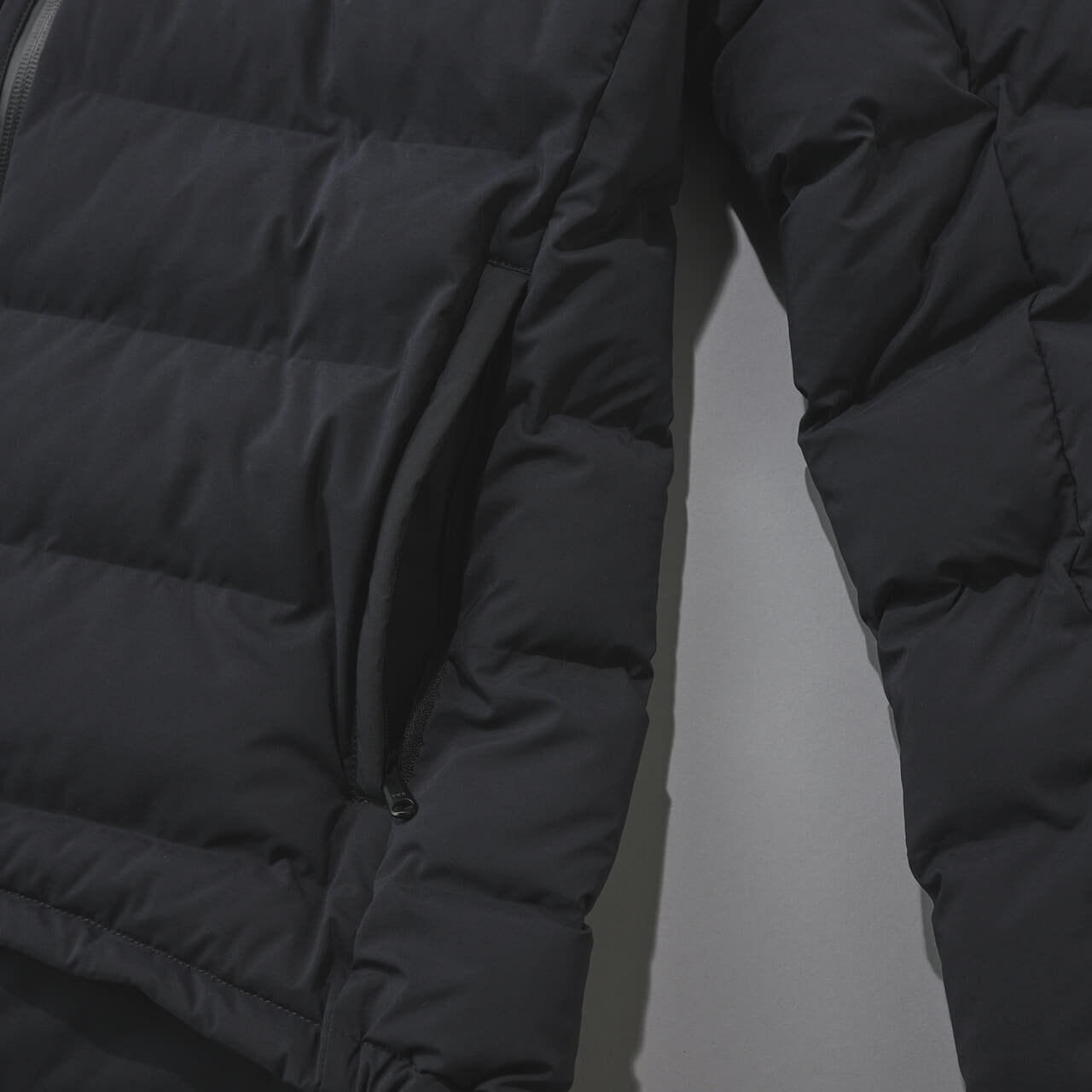 フォックスファイヤーの黒いサーモフラッフィジャケットのサイドジップ