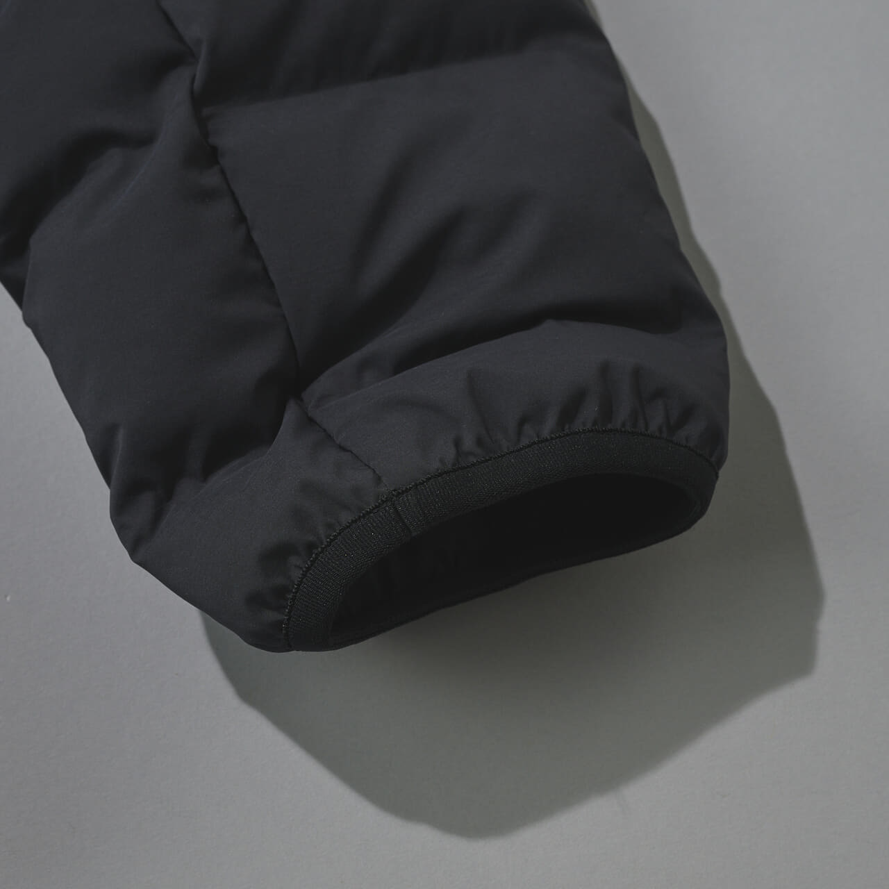 フォックスファイヤーの黒いサーモフラッフィジャケットの袖