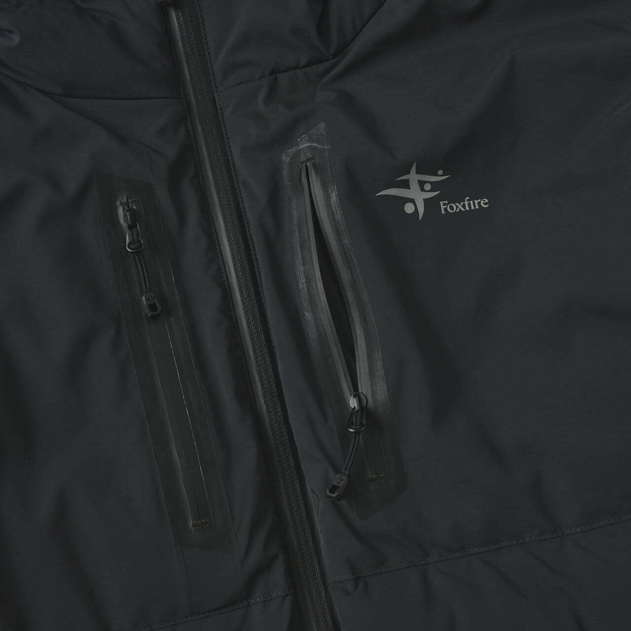 フォックスファイヤーの黒いサーモフラッフィジャケットのポケット