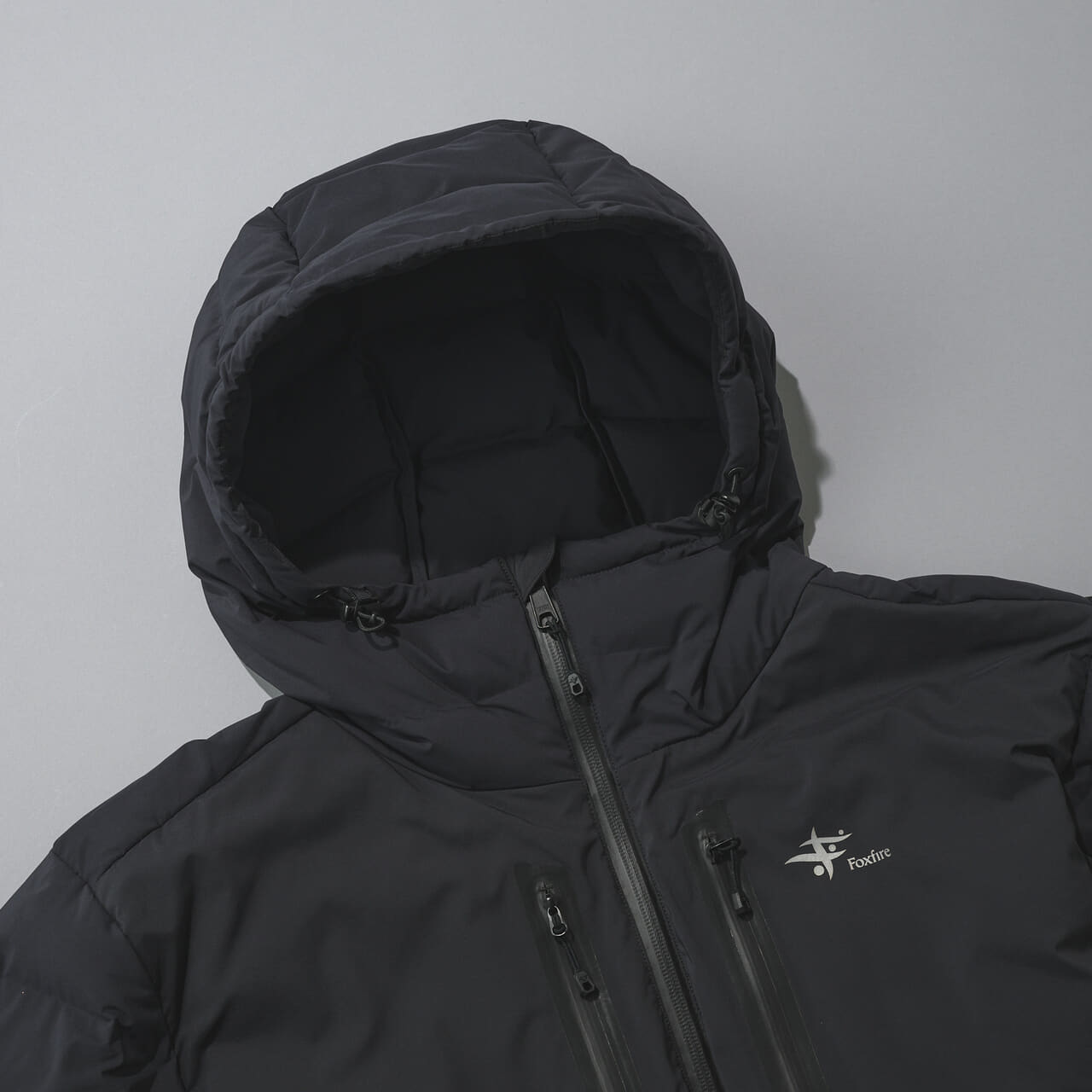 フォックスファイヤーの黒いサーモフラッフィジャケットのフード