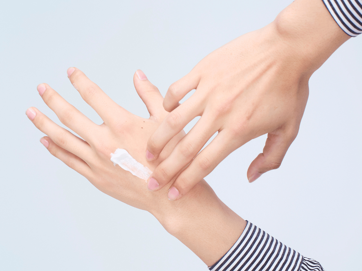 ハンドクリーム 塗っている仕草