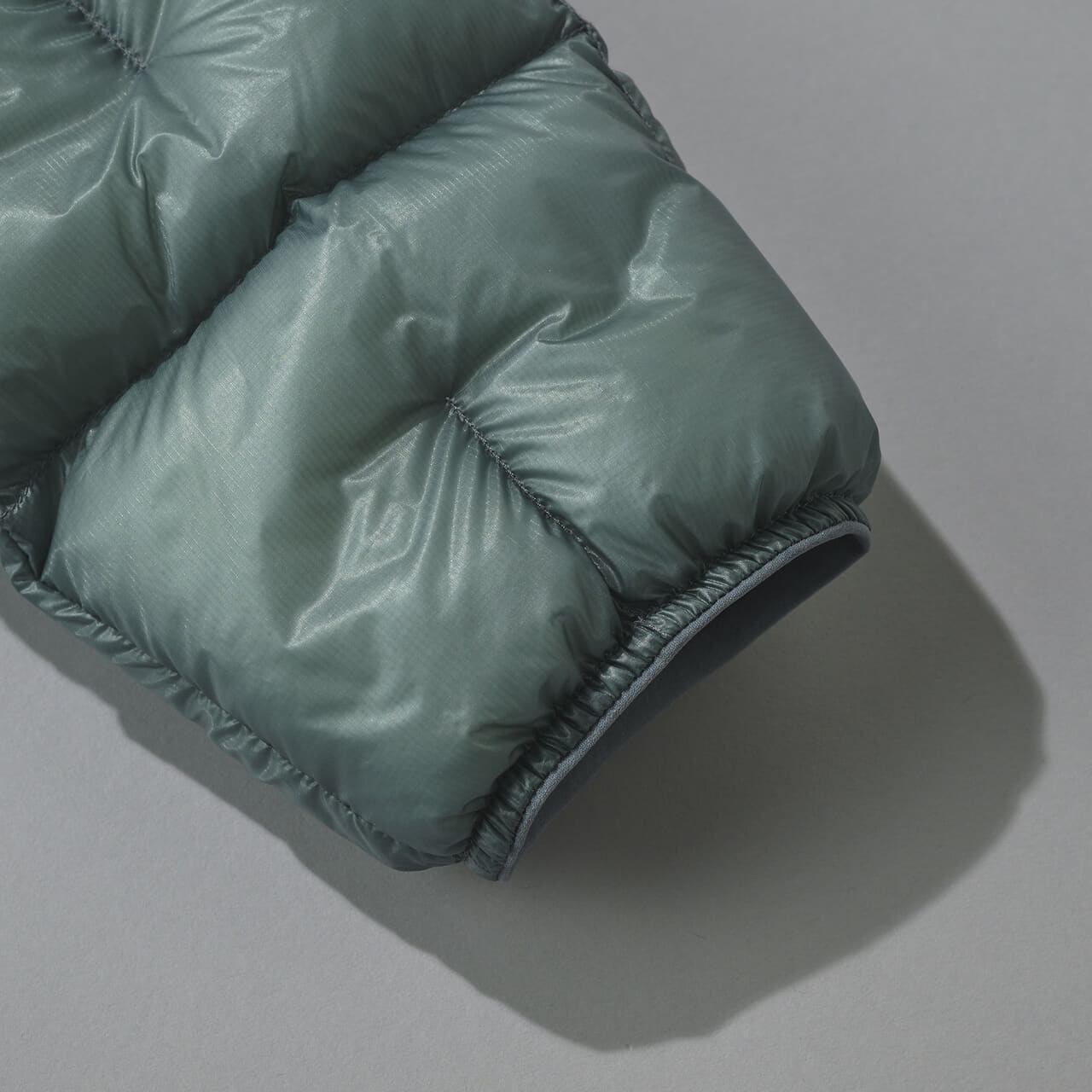 モンベルのダウン/US EXライト ダウン アノラックの袖