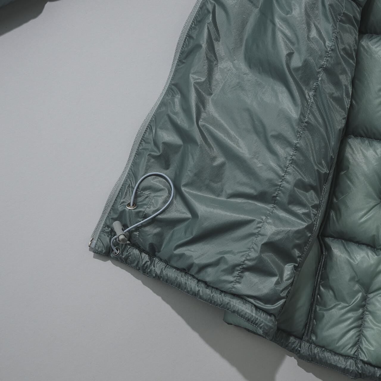 モンベルのダウン/US EXライト ダウン アノラックのコード