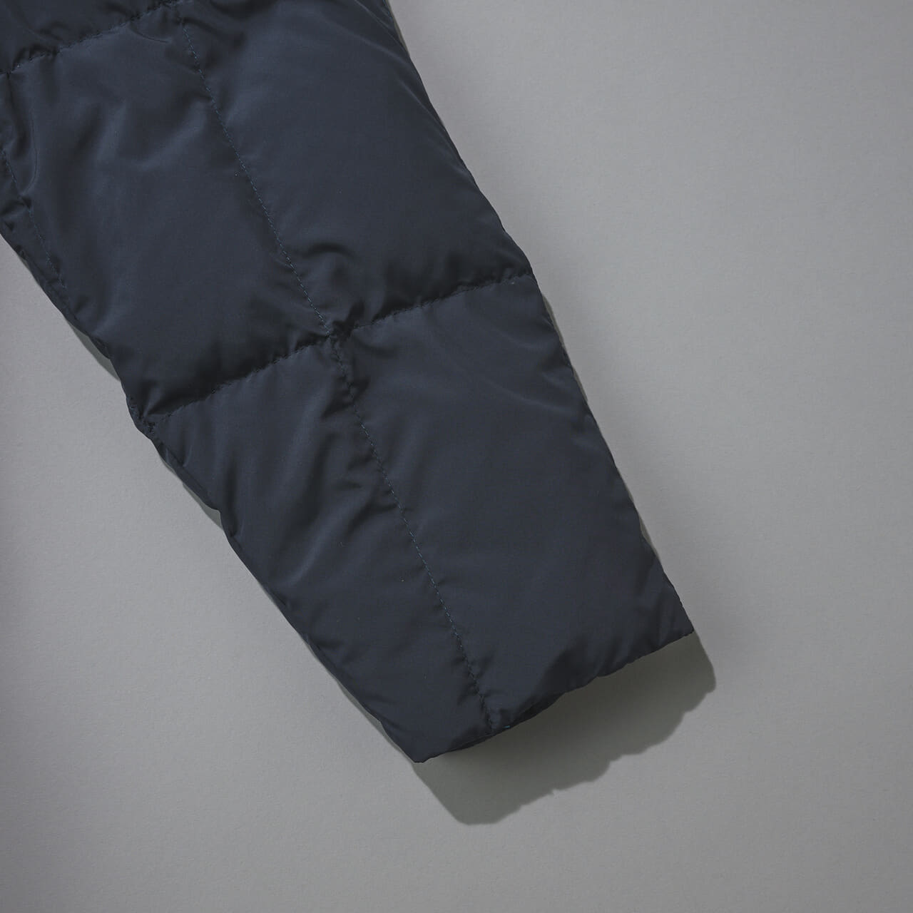 タイオンのダウン ルームダウン 超軽量 800FP リラックス ルームダウンジャケットの袖