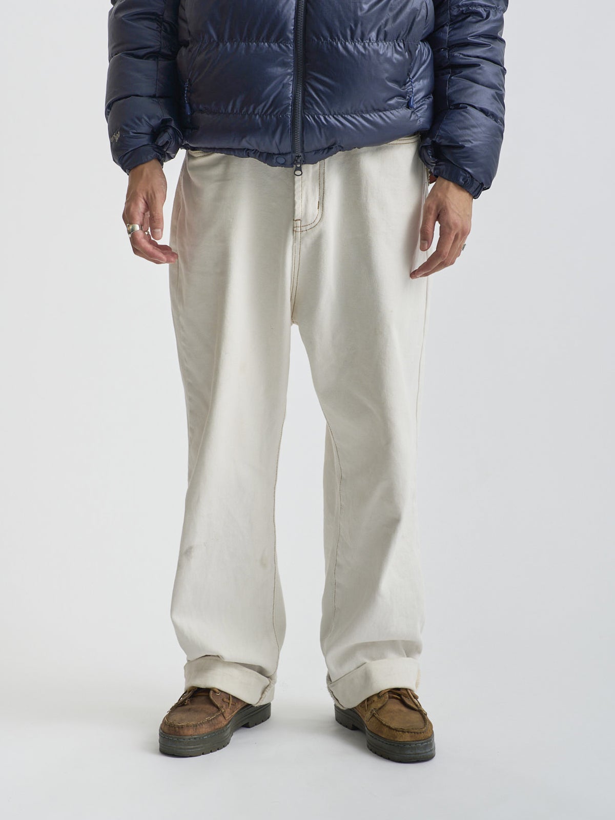 モンベルのアルパインダウン ジャケットのオシャレな着こなしの下半身