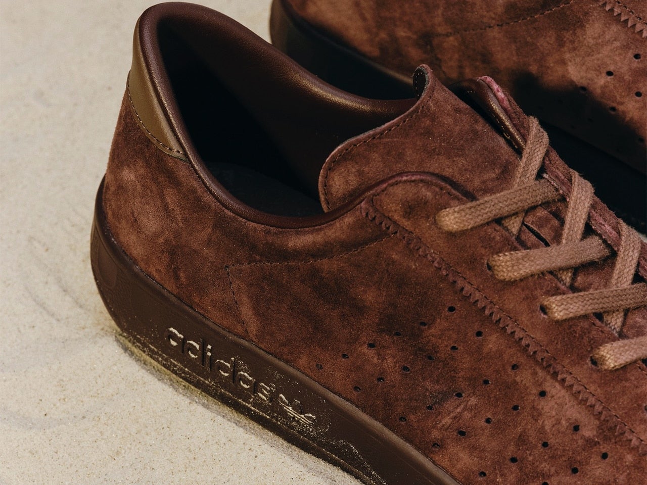 これは買い！「アディダス」の名作スニーカーが「ビリーズ」別注で復刻。大人ブラウンがトレンド感満点な“PLAMA”に惹かれる！