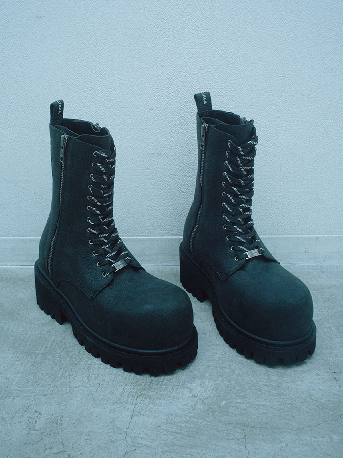 バレンシアガの革靴