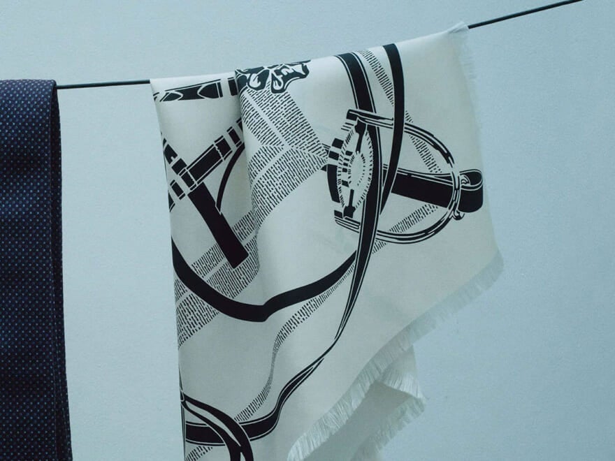 ホリデーシーズンの着こなしを格上げする、エルメスの特別な小物たち。スカーフ、ネクタイ、革手袋