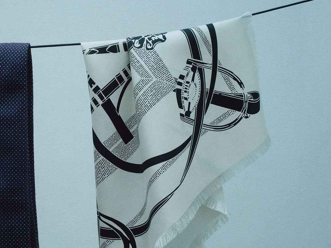 ホリデーシーズンの着こなしを格上げする、エルメスの特別な小物たち。スカーフ、ネクタイ、革手袋