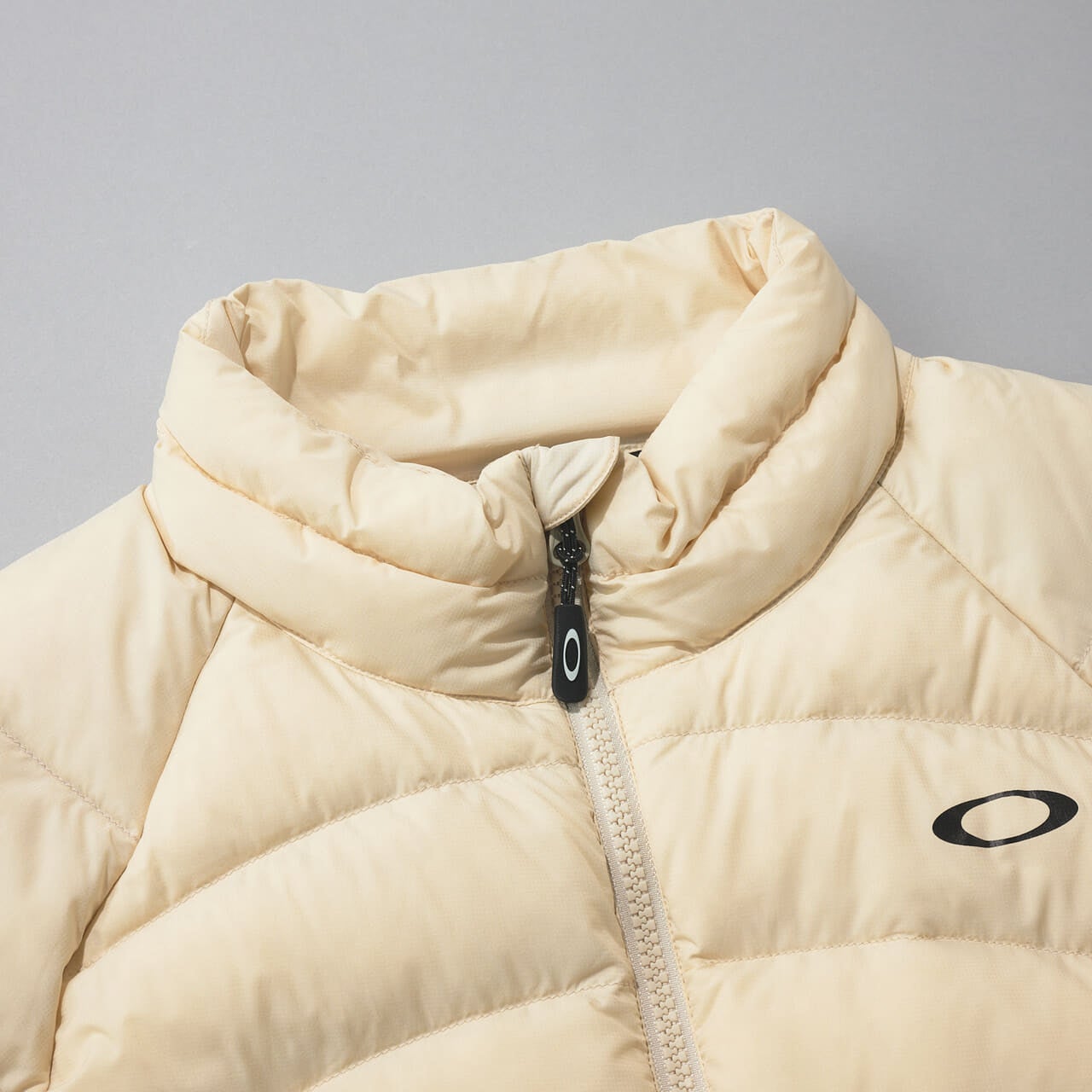 オークリーのダウン Snowbound Pkble Down Puffy Jacketのネック