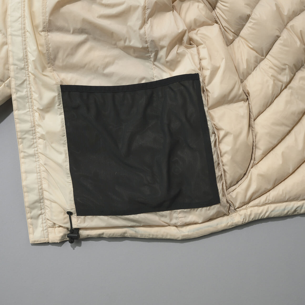 オークリーのダウン Snowbound Pkble Down Puffy Jacketの裏ポケット