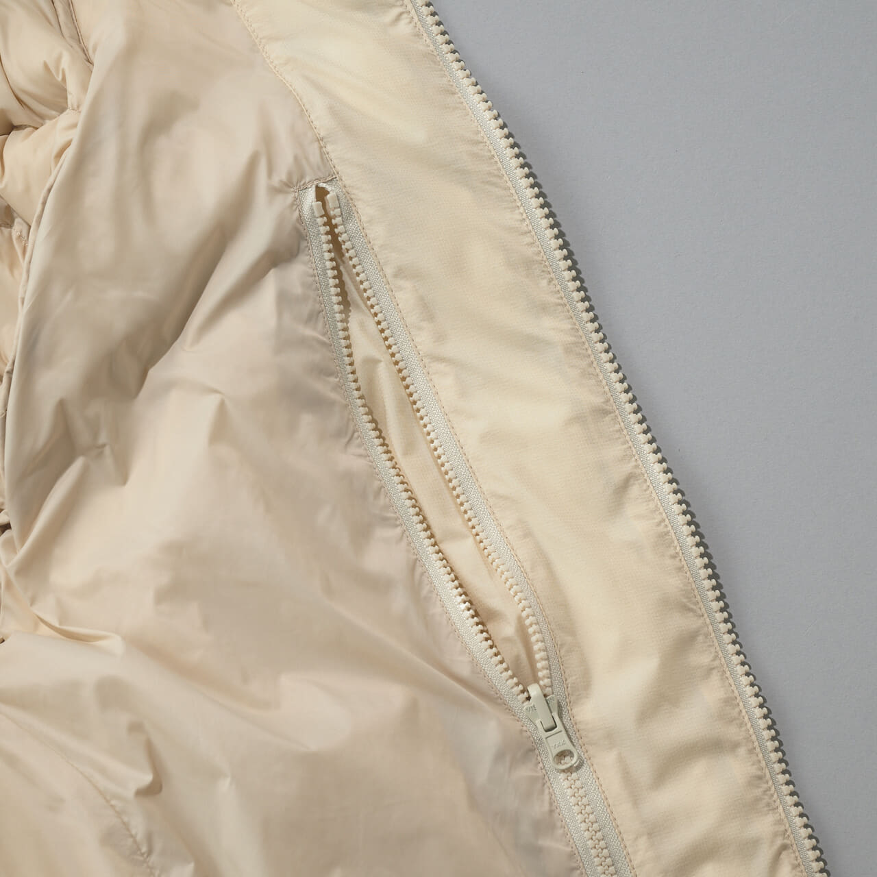 オークリーのダウン Snowbound Pkble Down Puffy Jacketの裏ジップポケット