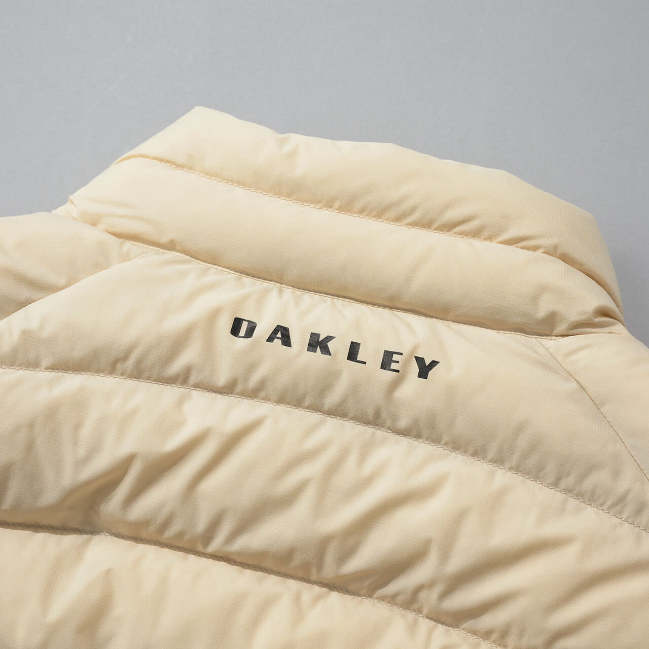 オークリーのダウン Snowbound Pkble Down Puffy Jacketの裏ロゴ