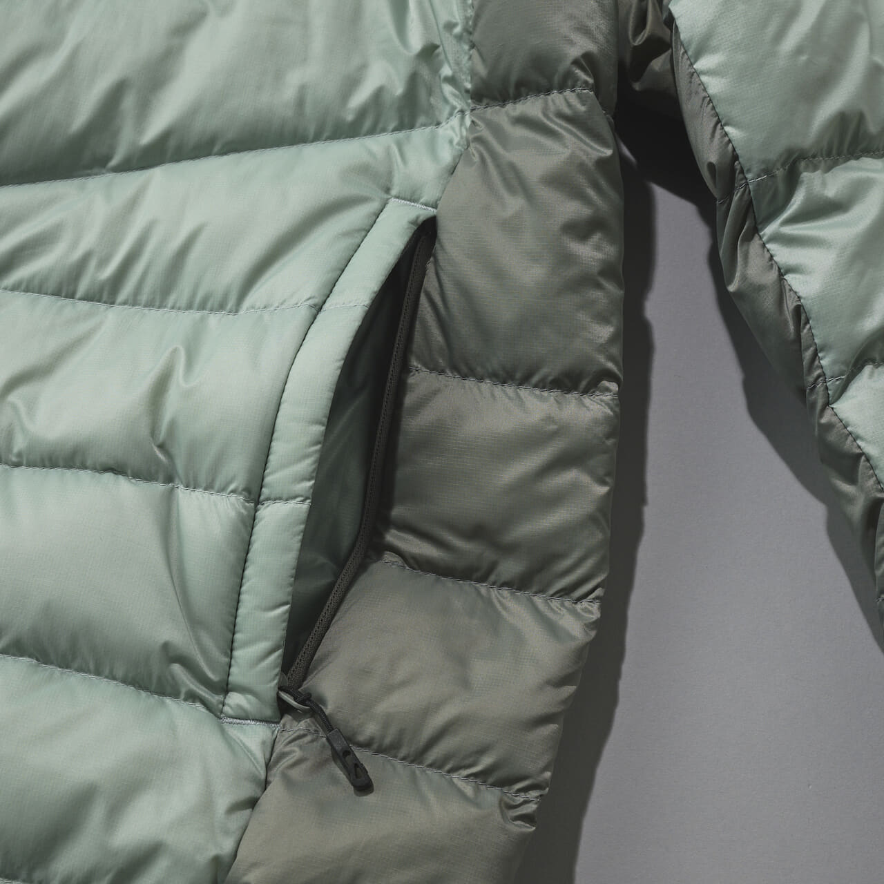 モーマットのダウン 750FP Prime Down Jacketのサイドポケット