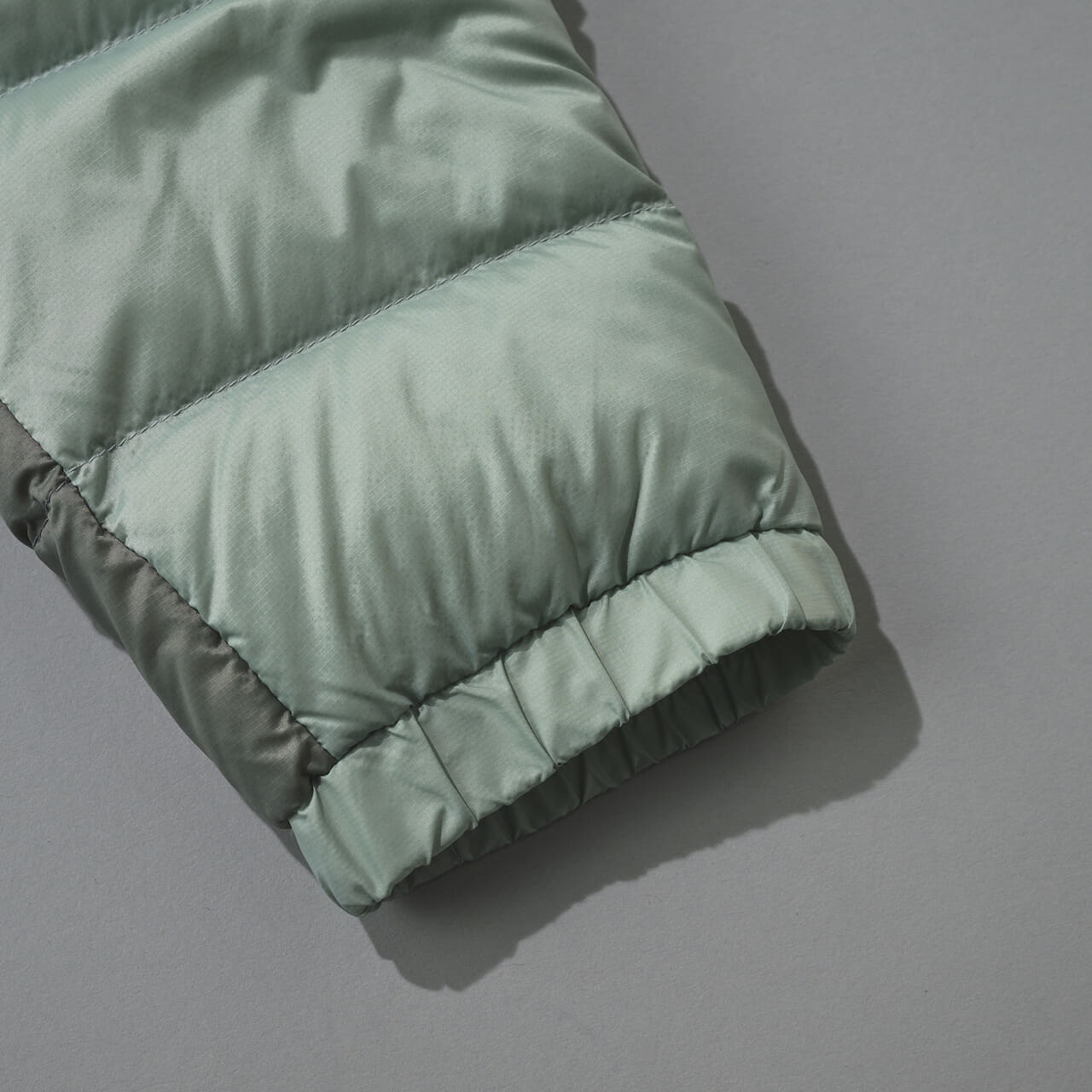 モーマットのダウン 750FP Prime Down Jacketの袖