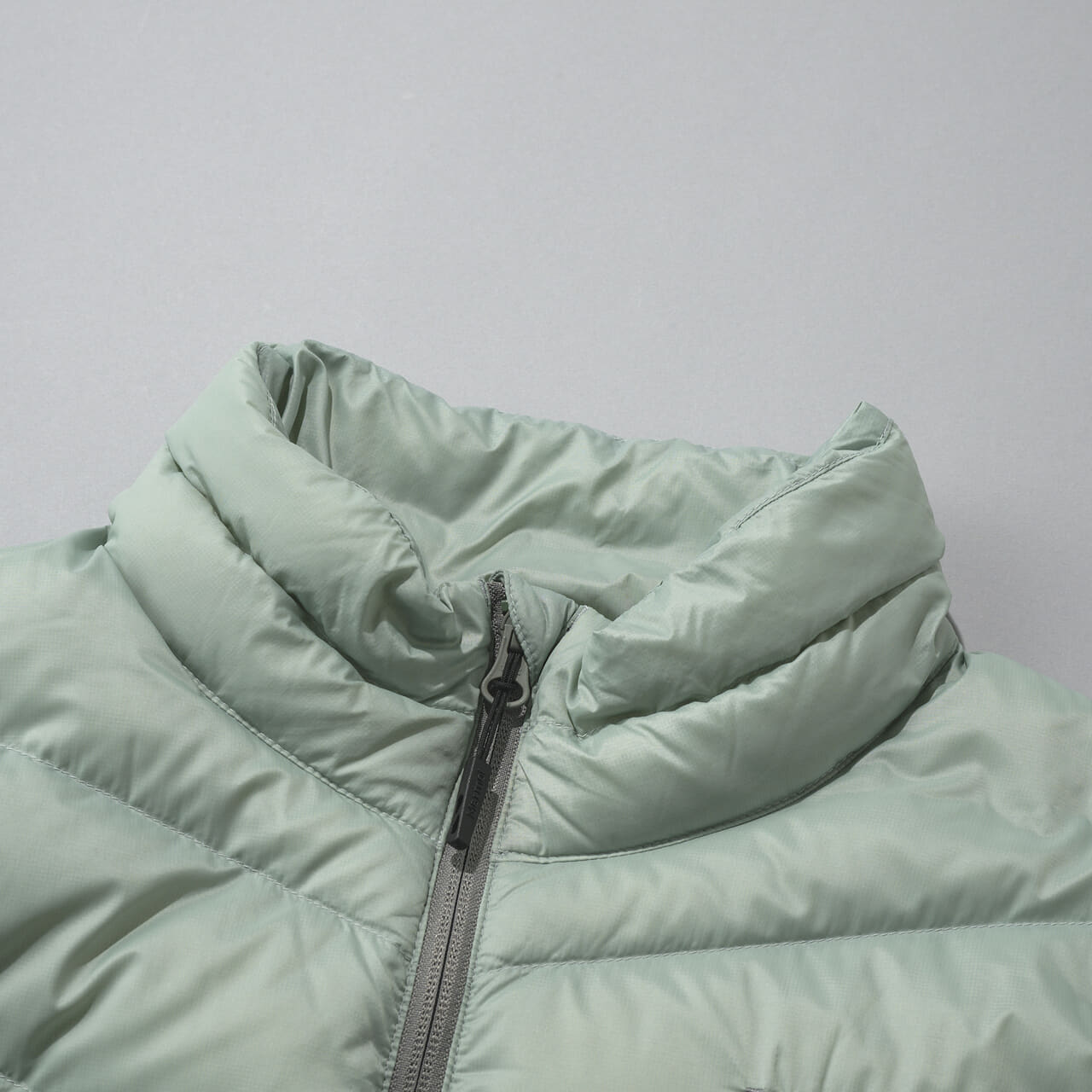 モーマットのダウン 750FP Prime Down Jacketのネック